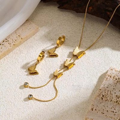Golden jewellery set pendent and earring