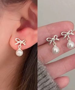 earring with ribbon design