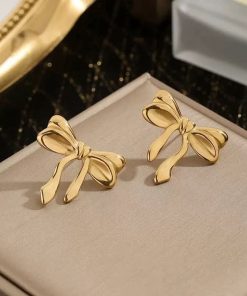 Golden earring ribbon design