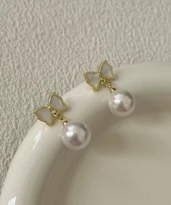 Golden earring with pearl fashion jewelleryÂ